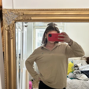 Lacoste tröja  - Snygg långärmad piké från Lacoste, säljer då den aldrig kommit till användning. Köpt secondhand så vet ej om den är äkta.