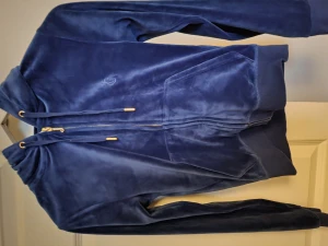 Juicytröja  - Juicytröja i mycket fint skick. Storlek xs. Säljes pga att vi köpte fel färg. Fler bilder kan skickas.