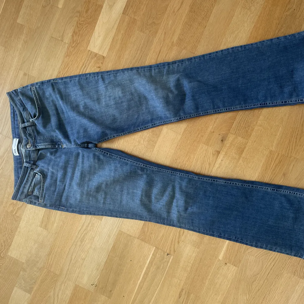 Hel nya Zara bootcut jeans . Jeans & Byxor.