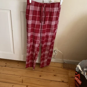 Pyjamas byxor  - Ville sälja dessa pyjamas byxor för aldrig använder dem och tycker inte dem passar heller!! Och tänkte om någon annan ha bättre för dem än mig!! Så hör av er om ni intresserad av dessa pyjamas byxor 