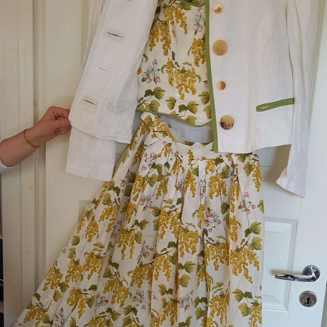 Lantlig festskjol, topp och jacka