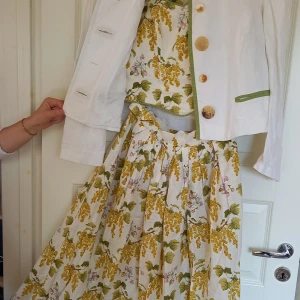 Lantlig festskjol, topp och jacka - Gott skick och fina detaljer.