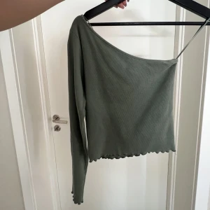 Enärmad topp - Enärmad grön topp från ginatricot✨