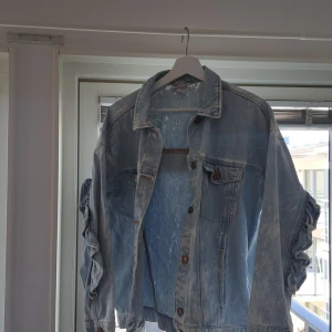 Jeansjacka - jättesnygg jacka från monki. oversize i modellen men för liten för mig tyvärr!