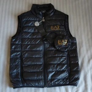 EA7 Emporio Armani  - Säljer min Armani väst med sin respektive påse för att tvätta den, den passar skitbra på både S o M och är ny som ni kan se den behåller alla etiketter.
