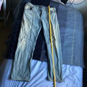 Snygga ljusa jeans från Nudie Jeans bra till sommaren! Använt ett fåtal gånger väldigt bra skick. Säljes pga lite för korta. Skriv gärna vid frågor 