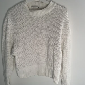 Vit stickad tröja - perfekta stickade tröjan, i XS men passar även större då den är oversized. Fint skick🫶🏼 Hör av er vid frågor, pris kan diskuteras 