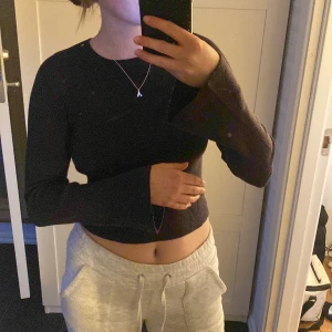 Stickad tröja med utsvängda ärmar  - Snygg stickad tröja med utsvängda ärmar från Bikbok!! Bra skick