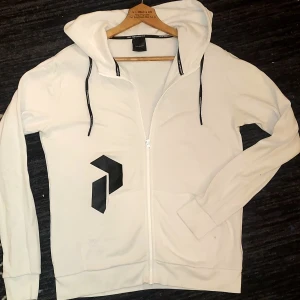 Peak Performance zip hoodie - Vit hoodie i fint skick Nypris cirka 1000;-