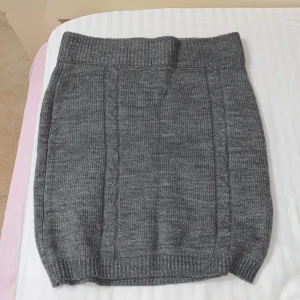 Grå och svart stickad kjol - En jättefin och mysig kjol som passar till alla evenemang. Är jättefin och har fått många komplimanger när jag har haft den. Är från Gina Tricot. Är i storlek xs men skulle kunna säga att den passar till någon som har S. Köparen står för frakten ❤️