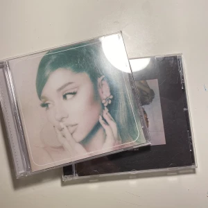 positions och thank u next cds :) - båda två :) 