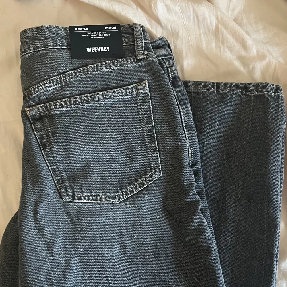 weekday jeans, helt oanvända säljer pga ingen användning!  lapparna sitter kvar!  storlek 29/32. Jeans & Byxor.