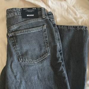weekday jeans, helt oanvända säljer pga ingen användning!  lapparna sitter kvar!  storlek 29/32