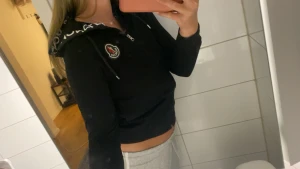 Moncler - En äkta moncler hoodie som är köpt på barnavdelning. 158-164 men passar xs/s . (Jag har s i allt) är i bra skick inte använt så jätte mycket och bara något år sen jag köpte den.   Nypris: 3500kr