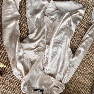 skjorta  - Skjorta från bikbok. Säljs ej längre. Vet ej varför bilden blev upp o ner. Vid intresse visar jag bild på. 