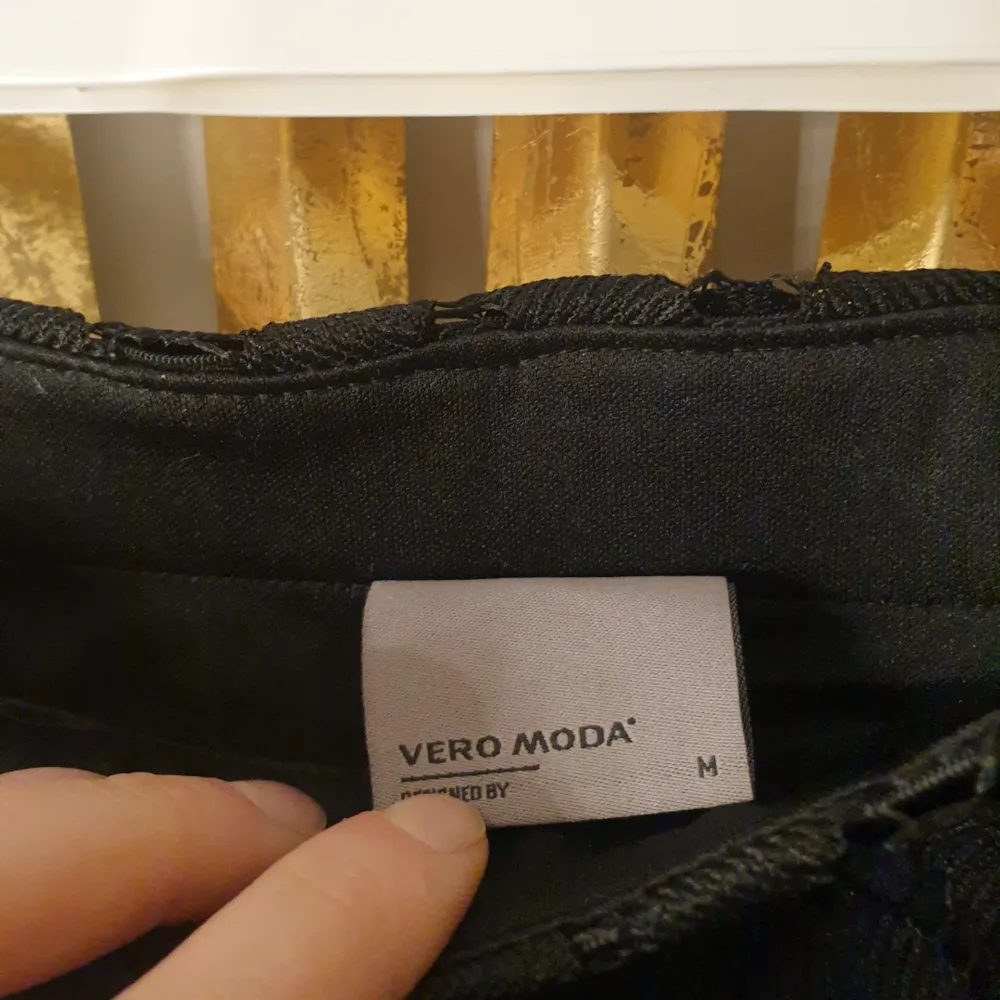 Kjol i spets från Vero Moda. Aldrig använts. Kjolar.