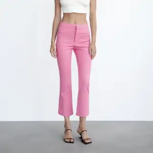 Super snygga rosa kostymbyxor från zara som jag tyvär inte fått någon användning för. byxorna är medelhöga och lite utsvängda. Storlek M, passar mig skit bra so har storlek 36 och 27 i jeans 👍🏻