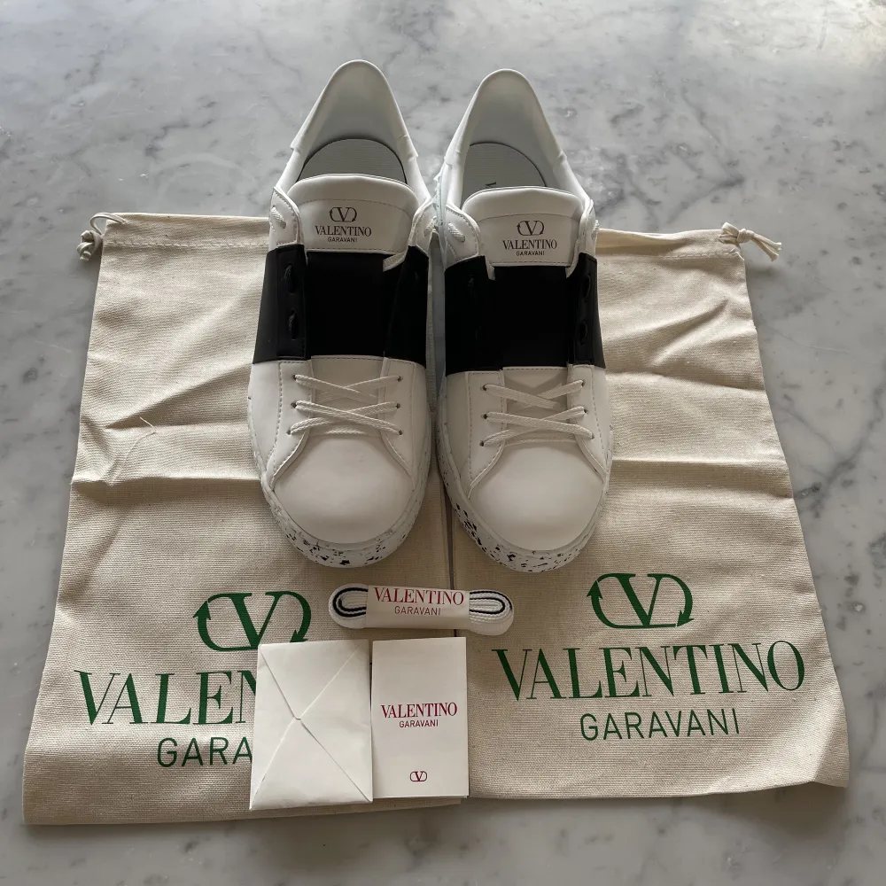 Valentino Garavani Open For A Change Sneaker. Skick 10/10 helt nya, aldrig använda. Allt medföljer, box, dustbag, extra snören, lapp osv. Nypris cirka 7000kr. Kan gå ner i pris vid snabb deal! Om ni undrar något, kontakta oss!🤝. Skor.