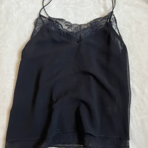 Lace linne från zara  - Såå snygg linne från zara i storlek XS (men passar S) Så snyggt till när man vill klä up sig och passar så fint till jeans och kjol! 😍💕 Frakt är 29kr! 🚚📦