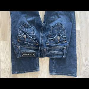 Boot cut rock revial jeans  Midja rakt över: 35 Ytterben: 102 Innerben: 78