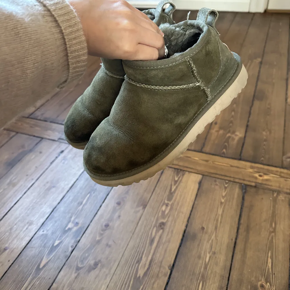 Ugg ultra mini i färgen burnt olive, storlek 37. Sparsamt använda men har en vattenskada vid tånarna, därför säljer jag billigt! Går säkert att behandla för att förbättra skicket! Slutsålda överallt och så trendiga! Nypris cirka 1800kr. Skor.