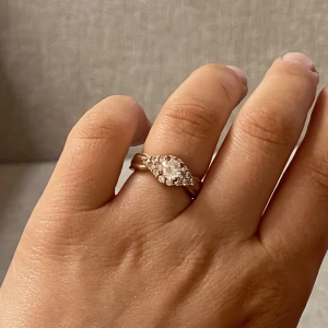 Guld ring  - Guldig ring med stenar. Aldrig använd