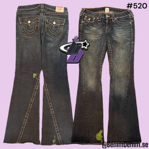 True religion jeans - trueys i modellen Joey, tag 29W😈ytterben 102cm😈innerben 84cm😈midja rakt över 40cm😈benöppning 26cm😈modellen är 180😈flaws, grön färg längst både höger och vänster ben 