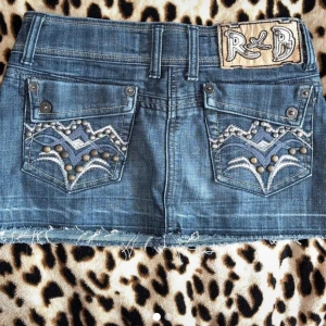 Jeanskjol - Jätte fin mini jeanskjol, med coola fickor i väldigt bra skick!💕💕