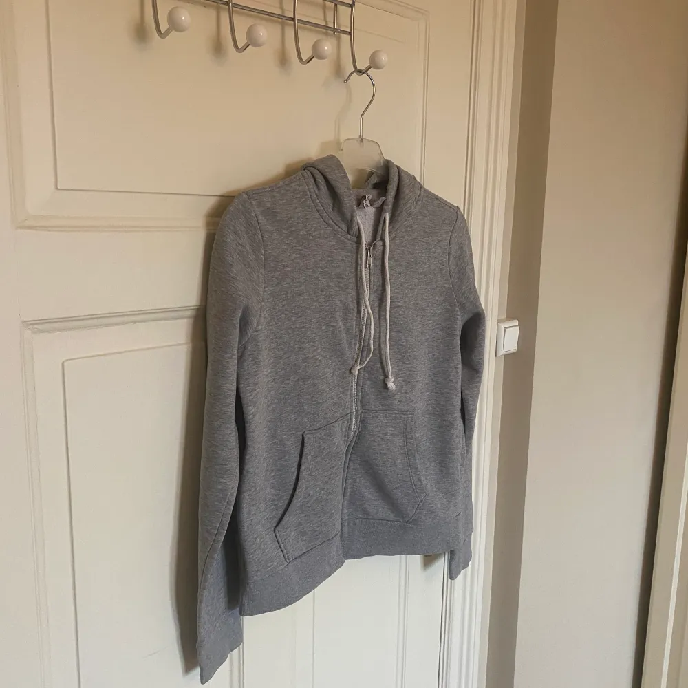 Säljer denna mjuka koftan från H&M. I fint skick. Väldigt mjuk material. Storlek M. . Hoodies.