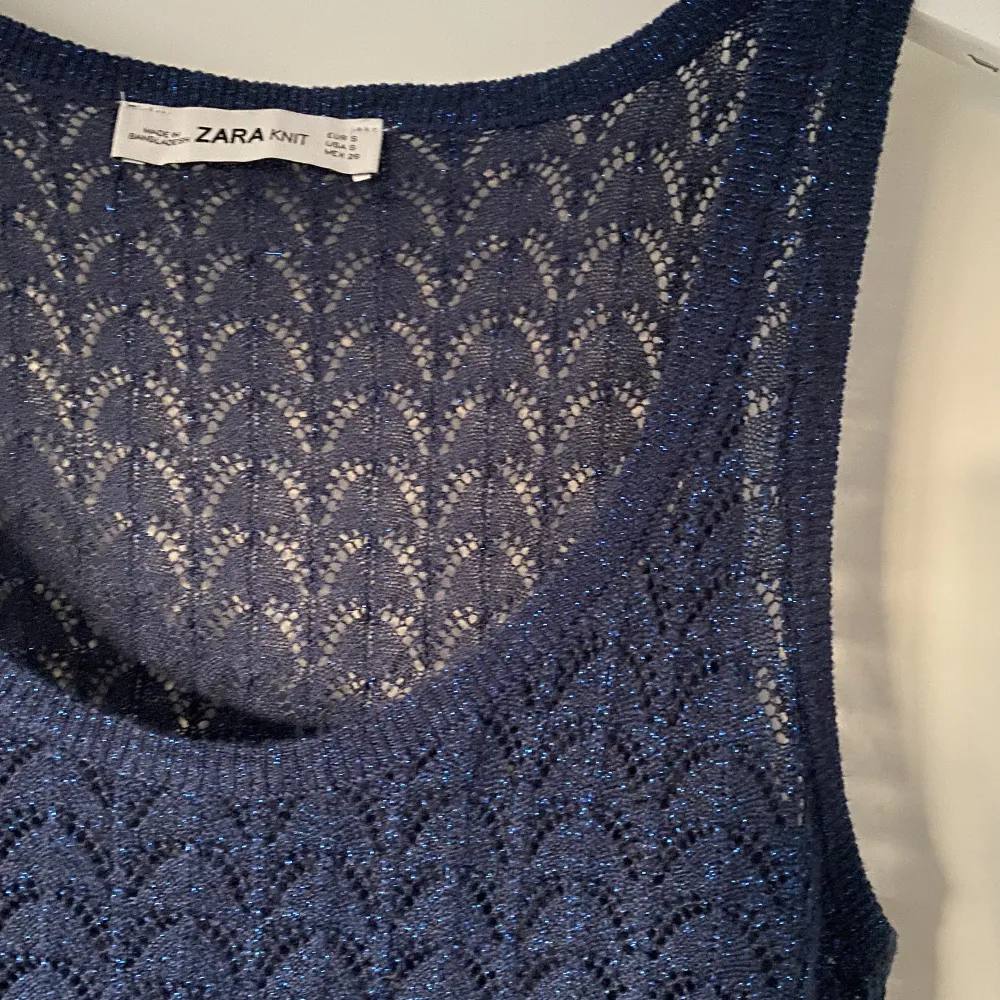 Säljer detta stickade linne från Zara! Superfin mörkblå med lite glitter😊 inga tydliga tecken på användning. Toppar.