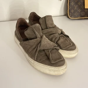 Gröna sneakers - Så fina gröna mocka skor från Pavement. Nypris 1199kr. Storlek 39. Väl använda, men inga utstickande defekter. 