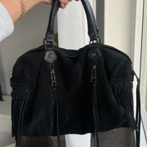 Zadig väska  - Superfin zadigväska i mocka med fransar. Tags/dustbag/kvitto finns. DM för fler bilder! 