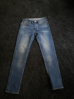 Armani jeans  - Ett par Armani jeans som e i väldigt bra skick inga skador eller fel på dom använda 3 gånger och tvättade 0 gånger, skriv vid frågor  Priset kan diskuteras!!