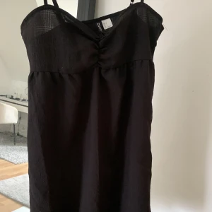 Svart klänning - Jättesöt klänning från hm! Den är aldrig använd så den är i väldigt bra skick💕 