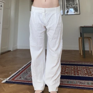 Massimodutti linnebyxor - Linnebyxor, lågmidjade. Passar en S/M. Vida byxor. Fickor baktill. Inga defekter. Jag är 175.