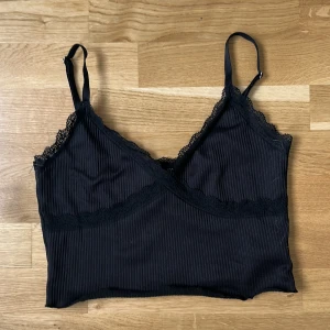Topp - Svart topp med spets