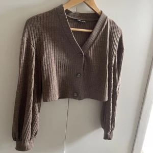 Kofta - Jättefin kofta i kortare modell, brun storlek 36/S, fint skick 