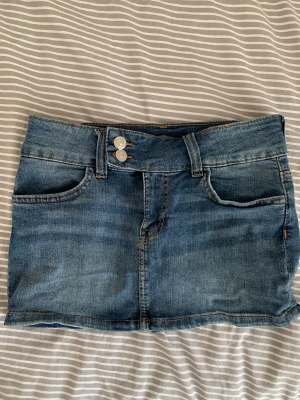 Lågmidjade kjol - Lågmidjade jeanskjol som är så fin till sommaren!! Den är bara använd nån gång så den är väldigt bra skick🙏🙏