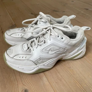Nike M2K tekno - Så fina Nike m2k tekno i fint skick men använda. Nypris runt 1200kr