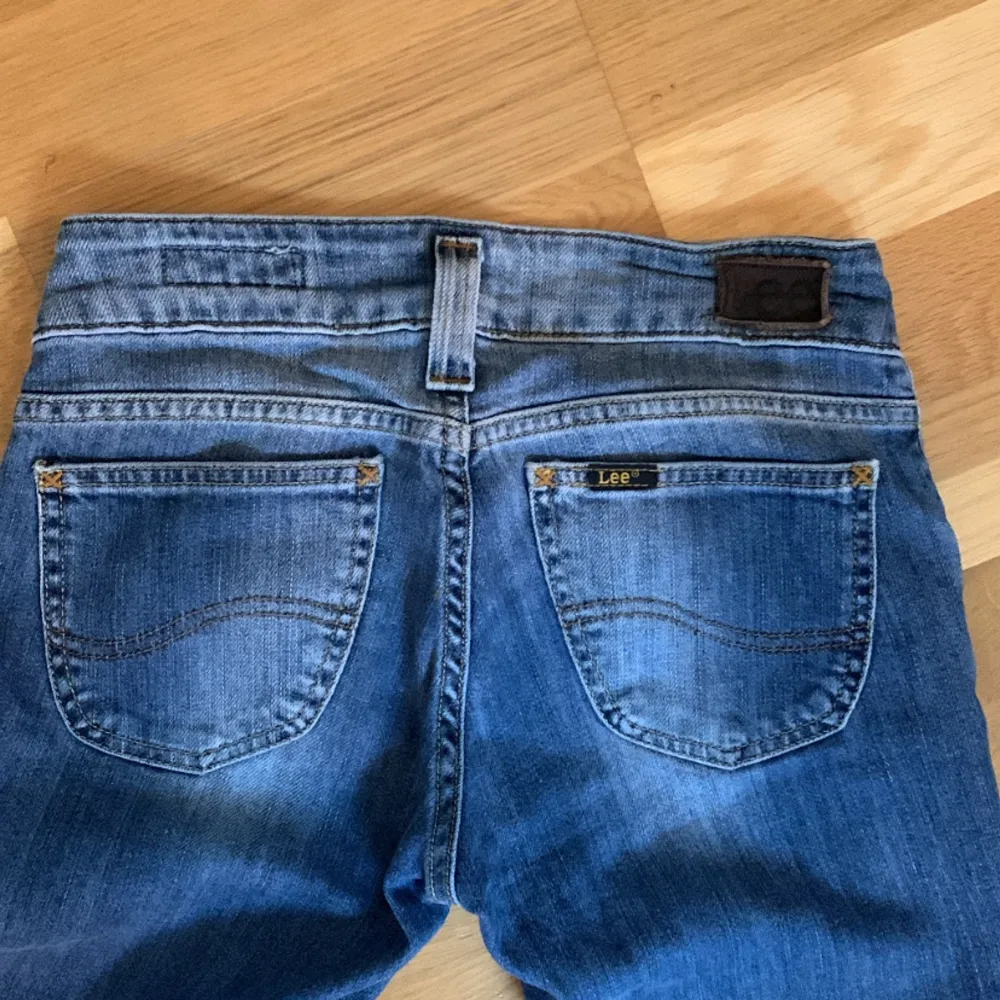 Säljer ett par bootcut lågmidjade Lee jeans i storlek 32/XXS skulle jag gissa på, står inga storlekar i dem. Inga bilder på finns då jag inte får på mig dem💕. Jeans & Byxor.