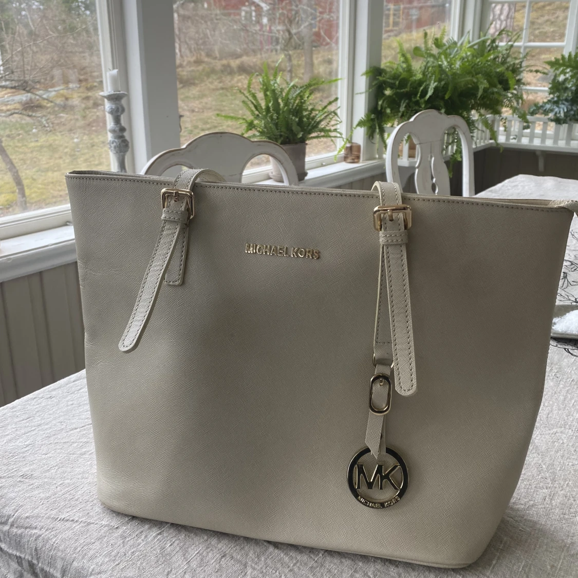 Beige Michael kors väska i skinn