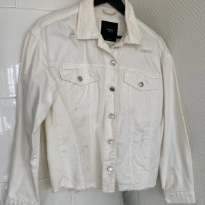Jeansjacka - Offwhite jeansjacka från Bershka, storlek S. Silvriga knappar och slitningar på vissa ställen 🤍