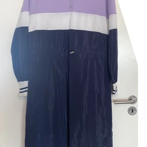 Klänning  - Fint skick klänning använd bara några minuter. 👉Storlek:M 👉Från:Shein 👉Pris:200:- 🌱Rökfritt finns kanariefågel hemma