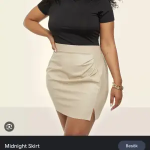 Säljer en Midnight skirt limited edition Bianca x Nelly i storlek Medium, lappen sitter kvar så helt oanvänd då den ej kommit till användning.  