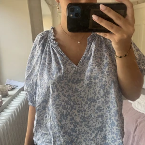 Other stories blus - Likadan som förra inlägget på blusen från & other stories däremot annan färg o mönster! Nypris:600kr