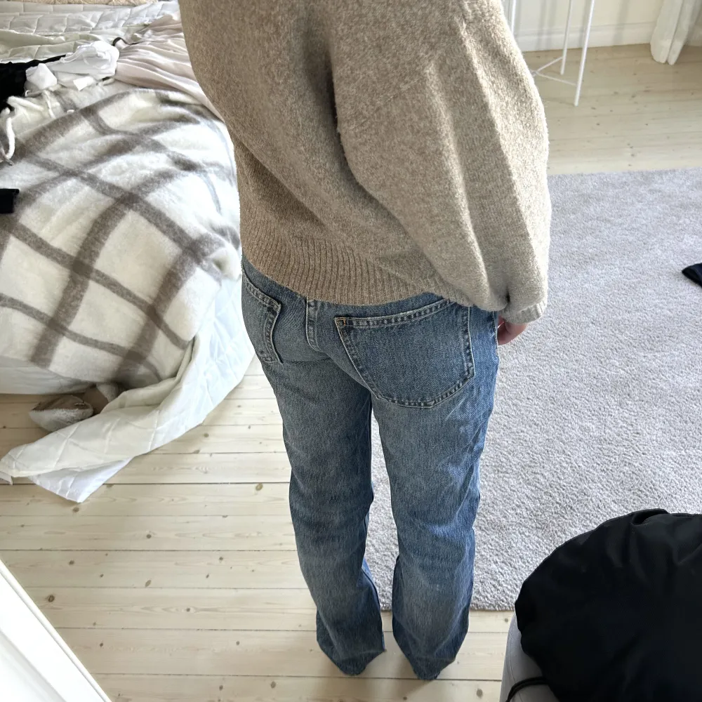 Säljer dessa jätte fina mid waist jeansen ifrån zara pga att de är för små.❤️Dom säljs inte längre på hemsidan.. Jeans & Byxor.