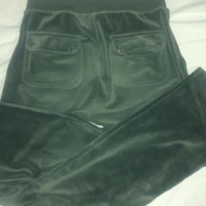 Moss green juicy byxor - Ett par juicy i färger ”dark Moss” Köptes för cirka 2/3 månader sen och säljes för har endast använts cirka 3 gånger. Toppen skick förutom att en av metall bitarna på snöret har trillat av. Sitter fint och passar toppen på mig som är 165