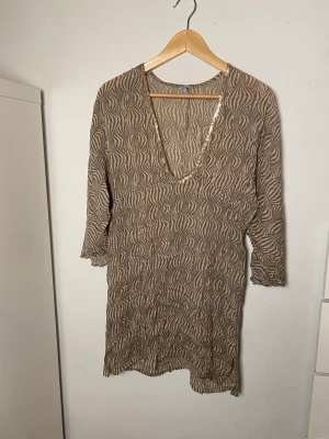 Supersöt klänning❤️ - En superfin klänning som har många olika användningar. Kan både vara en middagsklänning eller en strandklänning beroende på hur man stylar den. Super gulligt mönster. Köra ifrån lola i strl M.❤️