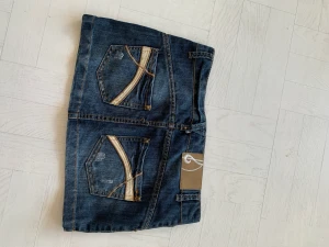 Tvärsnygg lågmidjad jeanskjol🍃 - Supersnygg minikjol/ jeanskjol med fina detaljer i fram. Tyvärr för liten för mig så har inga bilder på! Strl 34