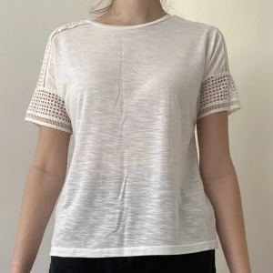 T-shirt från Atmosphere - T-shirt från Atmosphere i storlek 34. Använd fåtal gånger därav nyskick. Säljer pga att den inte kommer till användning. 